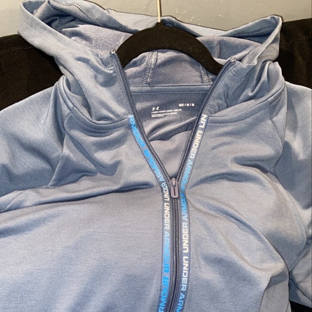 Women’s UA heat gear high rise capri set size medium. Brand new, never worn.